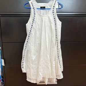Sleeveless dress, fully lined with ruffle showing a layered look.